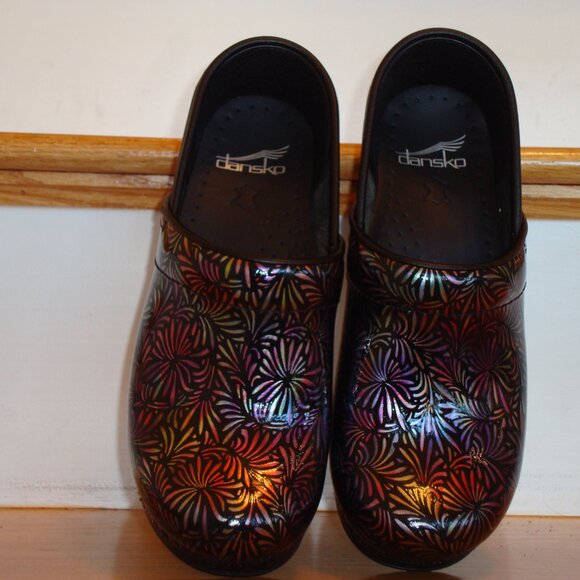 Dansko Professional Dandelion Patent Clog  6.5-7 US (37) NEW WITHOUT TAGS! - Picture 2 of 7